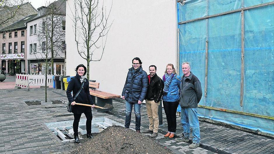 Beatrice Kamper (Technische Beigeordnete der Stadt Viersen), Christian Ewers (Koordinator Grünplanung bei der Stadt Viersen), Roman Neubert (Bauleiter Firma Benning), Stephanie Rüdiger (Planungsbüro DTP, Essen) und Michael Schwabbauer (Vorarbeiter Fa. Benning) beim Einpflanzen der Felsenbirnen.
