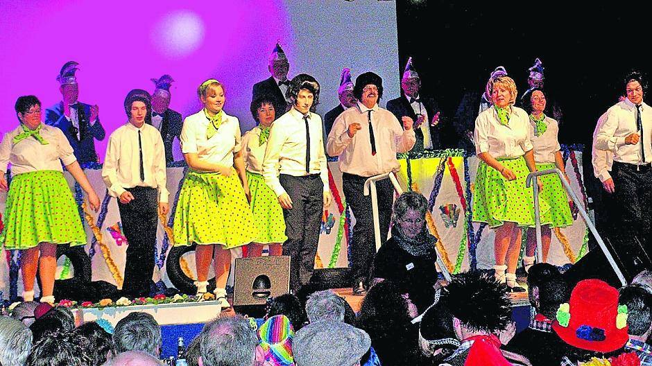  Das UKF-Ballett legt beim fetzigen Rock’n’Roll eine flotte Sohle auf die Bühne. 