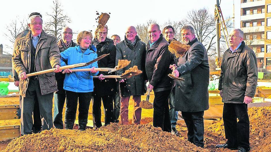 Bauleute, Vertreter der Stadt, der evangelischen Gemeinde und der Viersener Aktienbau-Gesellschaft (VAB) trafen sich am Mittwoch zum Spatenstich am Konrad-Adenauer-Ring.