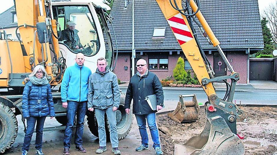  Der erste Bauabschnitt beginnt (v.l.): Eva Mommert (Tiefbauingenieurin der Gemeinde Schwalmtal), Dirk Lankes (Leiter Schwalmtalwerke AöR), Tino Meyendriesch (Geschäftsführer Firma Meyendriesch) und Gerd Klingen (Betriebsleiter Solarbad). 