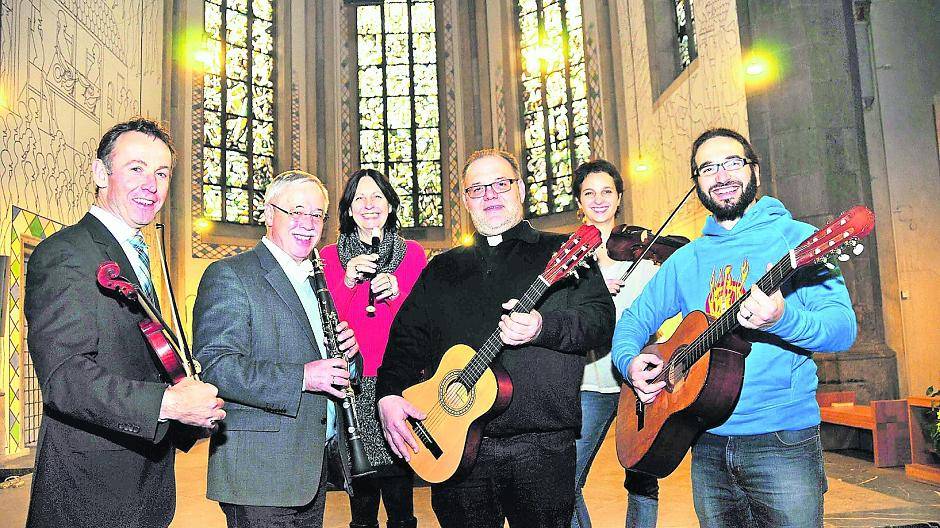 Gute Laune - und das schon vor dem Beginn des Mitmach-Konzerts: (v.l.) Stefan Vander von der Bürgerstiftung der Sparkasse (Sponsor), Dr. Paul Schrömbges (Erster Beigeordneter), Brigitte Baggen (Kulturabteilung), Pfarrer Roland Klugmann, Nicola Nilles (Kulturabteilung) und Andreas Niemann (Pelemele).