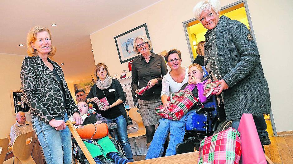 Löwenkinder bringen Geschenke