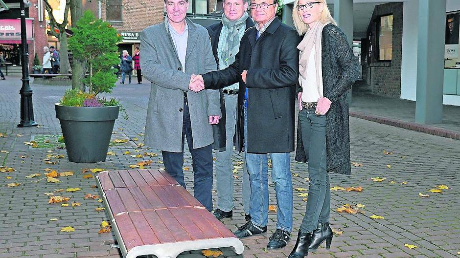 Neue Bänke machen Brüggen froh