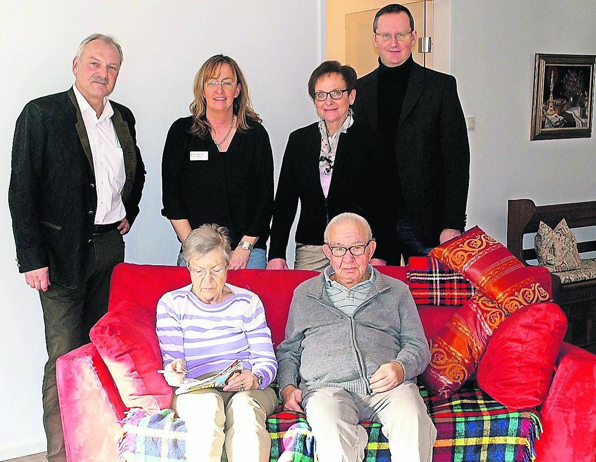  Die Sonne scheint aus dem Garten herein und macht den Wohnraum hell und freundlich. Hubert Wetzels, Hauswirtschafterin Claudia Plenkers, ASB-Geschäftsführerin Ellen Fiddrich und der Landtagsabgeordnete Dr. Stefan Berger (von links) bei den ersten Bewohnern der neuen WG. 