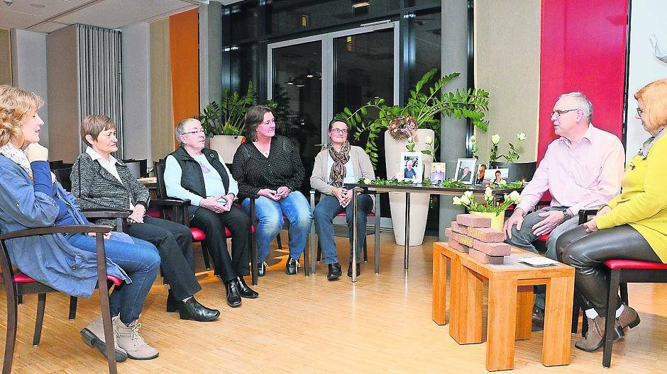  Seit fünf Jahren leiten Susanne Kiepke-Ziemes (rechts) und Michael Dörmbach das Trauercafé des Caritasverbandes. Zu diesem Anlass gestalteten sie eine Gedenkfeier mit Trauernden. 