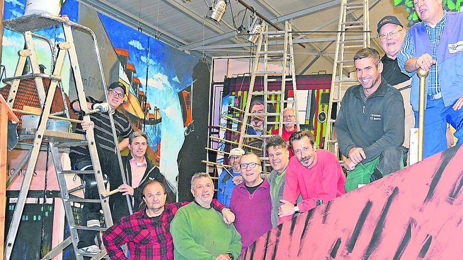  Die Bühnentruppe des Orpheums arbeitet seit Wochen an den beeindruckenden Kulissen.  