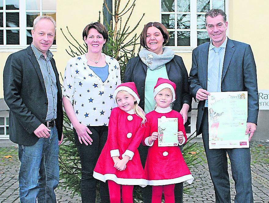 Stellten in diesen Tagen zusammen mit den Nikoläusen Kim und Paulina das Plakat für das Kinderkonzert mit „herrH“ vor: (v.l.) Gerald Laumans, Vorsitzender des Freundeskreises Schloss Dilborn — Die Jugendhilfe, Familienbeauftragte Michaela Mevissen, Tina Lamm von Karin’s Kinderladen und Bürgermeister Frank Gellen.