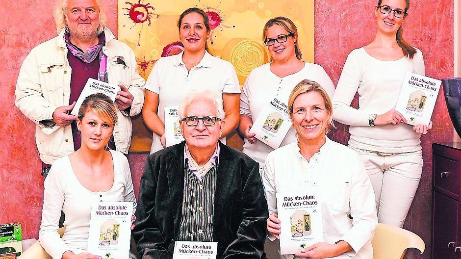 In der Zahnarztpraxis von Dr. Michaela Boeken (vorne rechts) wird das Buch von Lothar Schumacher (vorne) für den guten Zweck verkauft. Ins Rollen brachte sein Sohn Stefan Schumacher (hinten) die Aktion. Außerdem auf dem Foto: (hinten v.l.) Nadine Wefers, Sarah Venten und Christina Freese sowie Anna Pogorzelski (vorne links).