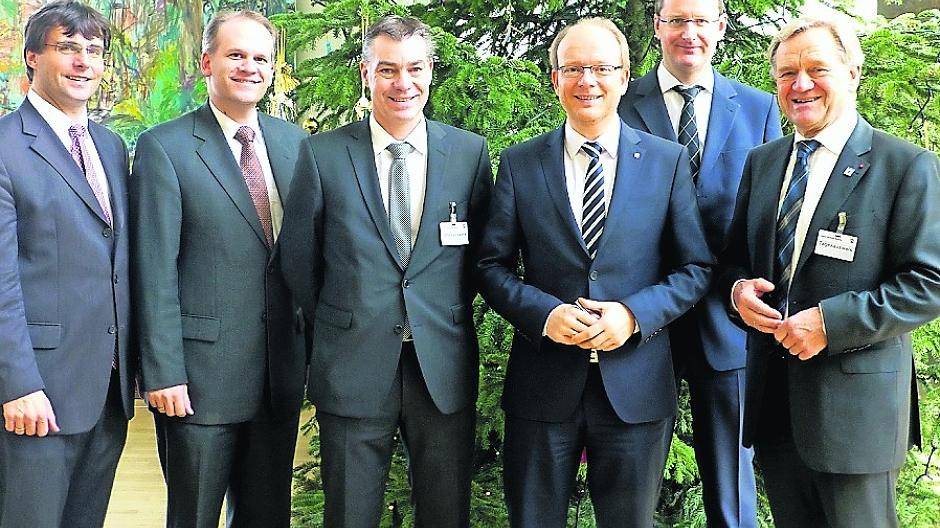  Austausch über das Flüchtlingsthema: (v.l.) Dr. Marcus Optendrenk, Christian Wagner, Frank Gellen, Andre Kuper, Dr. Stefan Berger und Josef Heyes. 