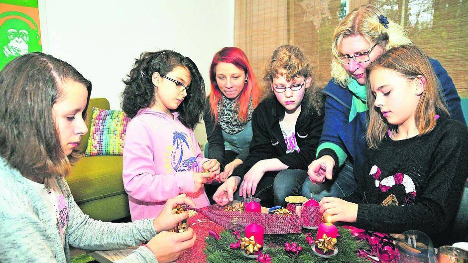  Adventlich dekoriert haben (v.l.) Chantal, Fabienne, Praktikantin Anja Purle, Angelina, 