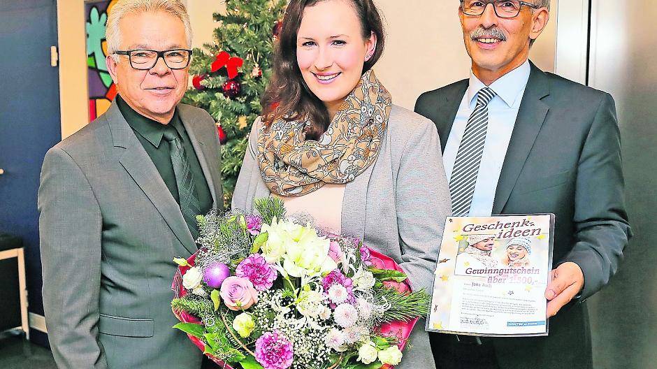 Extra-Tipp-Verlagsleiter Dietmar Scheimann (l.) und Anzeigenleiter Lutz Mallwitz begrüßten jetzt Hauptgewinnerin Jana Aach aus Dülken und überreichten ihr den Hauptgewinn sowie einen Blumenstrauß.