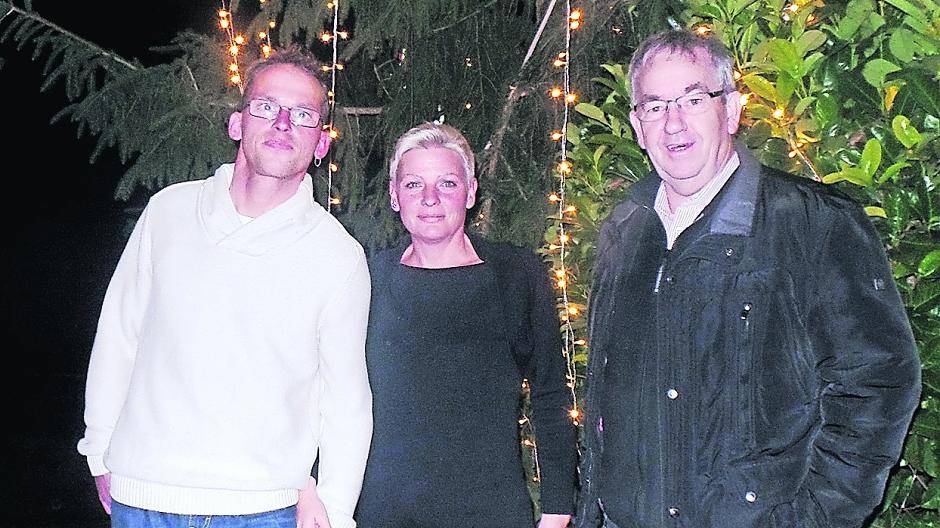 Ihr Einsatz gilt der Nachbarschaft und dem Baum: (v.l.) Sascha Verholen, Bärbel Verholen und Winfried Bohnen.