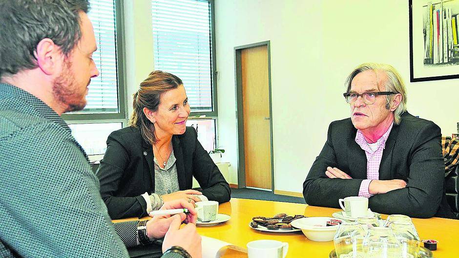 Im Amtszimmer im Viersener Stadthaus sprach Extra-Tipp-Redaktionsleiter Dirk Kamps (links) jetzt mit Bürgermeisterin Sabine Anemüller und Bürgermeister a.D. Günter Thönnessen.