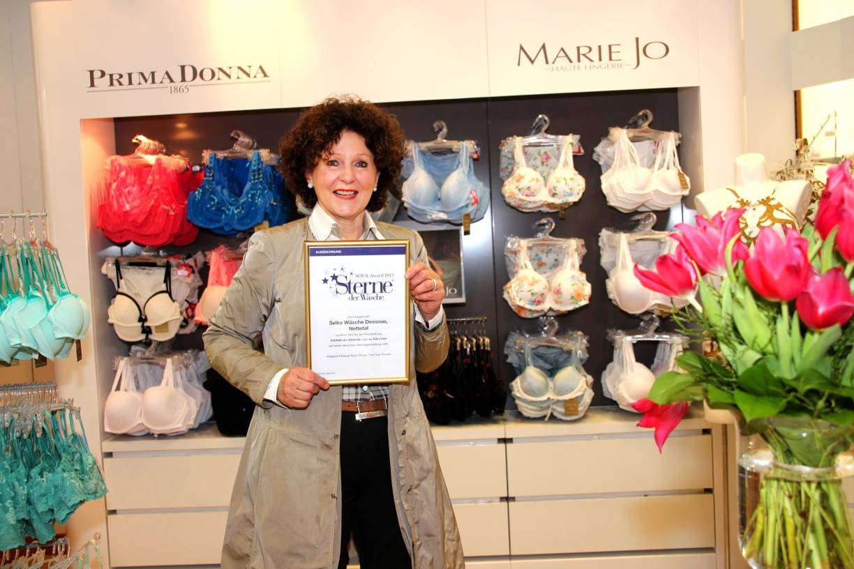  Jakobine Albrecht-Hermanns hält den Preis in ihren Händen. Die Auszeichnung wurde in München verliehen. 