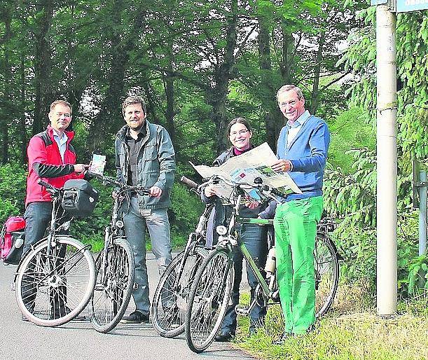  Am Knotenpunkt 1 im Lobbericher Sassenfeld testen (v.r.) Landrat Peter Ottmann, Sandra Sieg und Peter Hoffmann vom Planungsamt sowie der Technische Dezernent Andreas Budde die neue Knotenpunktkarte, die der Kreis Viersen herausgegeben hat. 