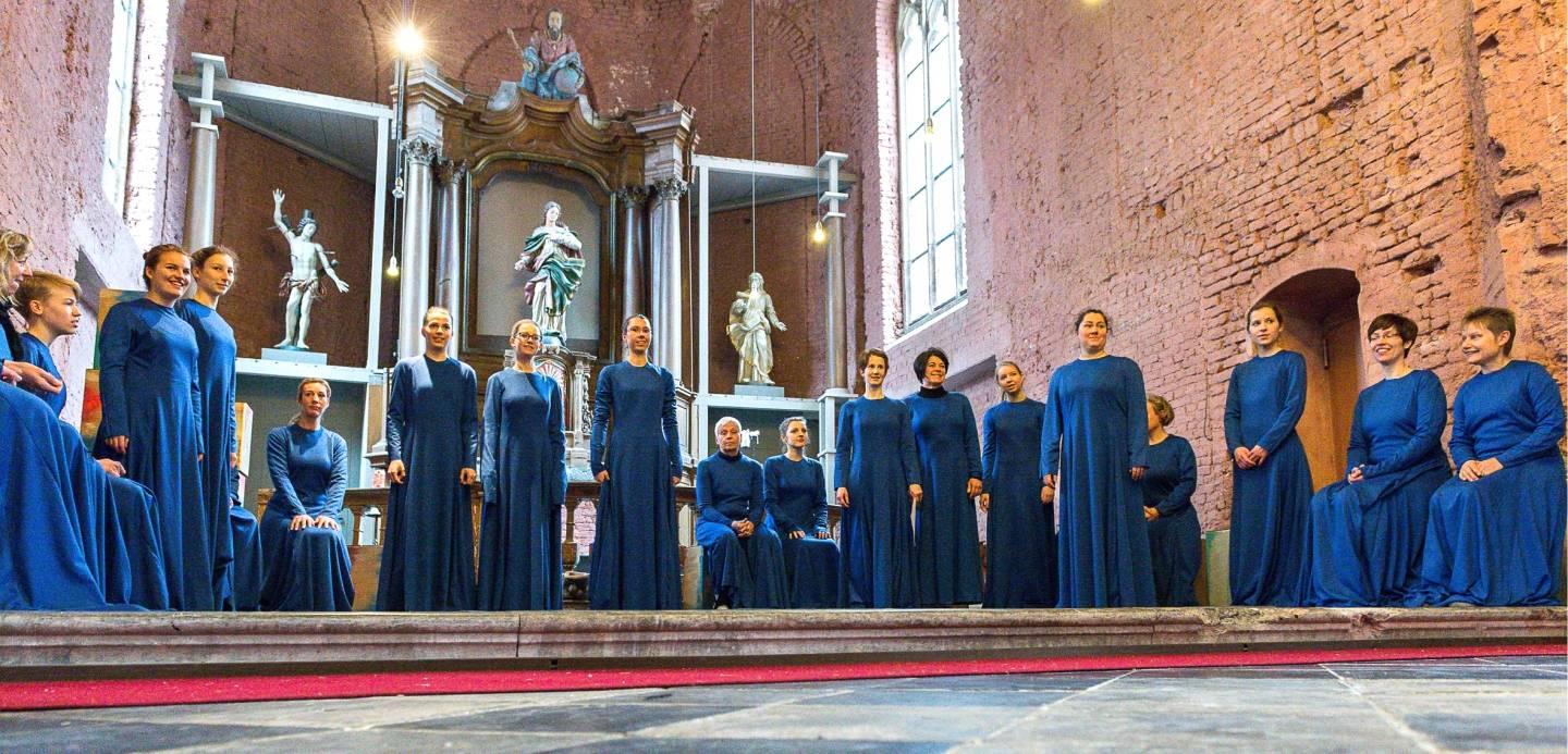 Frauen unterschiedlichen Alters tanzen die starken Frauen der Bibel — ein starkes Projekt.