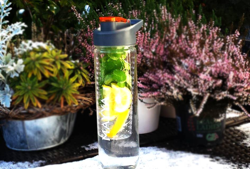  Pfefferminz und Zitrone in die Flasche, Wasser dazu — fertig ist der Erfrischungsdrink 