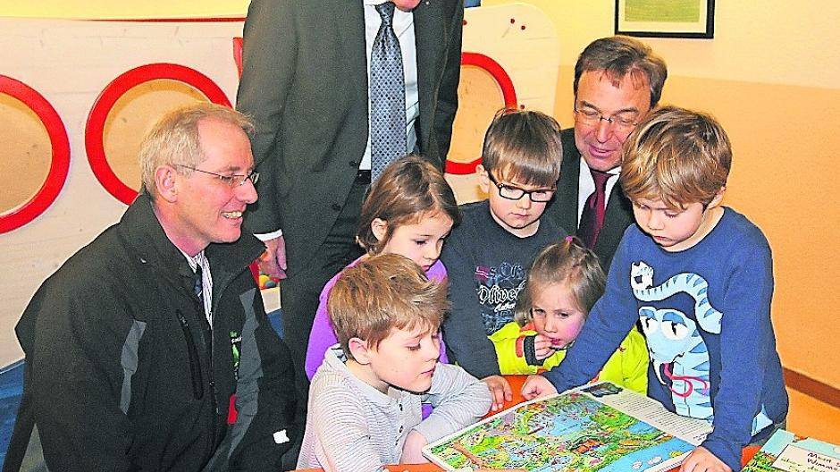  „Da ist der Vogel“: Fynn (v.l.) zeigt stolz, was er im neuen Wimmelbuch des Naturparks Schwalm-Nette entdeckt hat. Naturpark-Verbandsvorsteher Peter Ottmann (2.v.l), Naturpark-Geschäftsführer Michael Puschmann (l.) sowie Sparkassen-Vorstand Lothar Birnbrich (2.v.r.) schauen interessiert. 