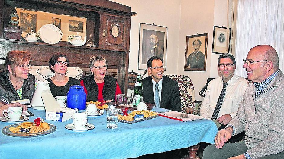  Gemütlichkeit in der Heimatstube: Hier stellte Josef Peters (re.) mit seiner Familie die CD „Mie Neel“ mit Mundartversen seines Vaters Gerd Peters vor. Auch Michael Willemse, Vorstand der Volksbank Viersen, (3.v.r.) lauschte dem „Plott“. 