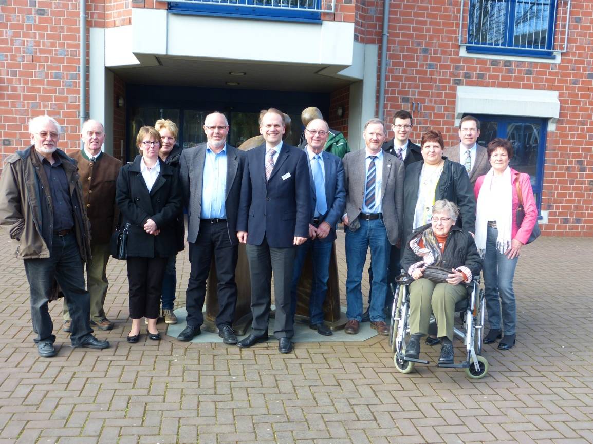  Entspannte Atmosphäre im Nettetaler Rathaus: Bürgermeister Christian Wagner (Mitte) und alle Teilnehmer des Bauernfrühstücks. 
