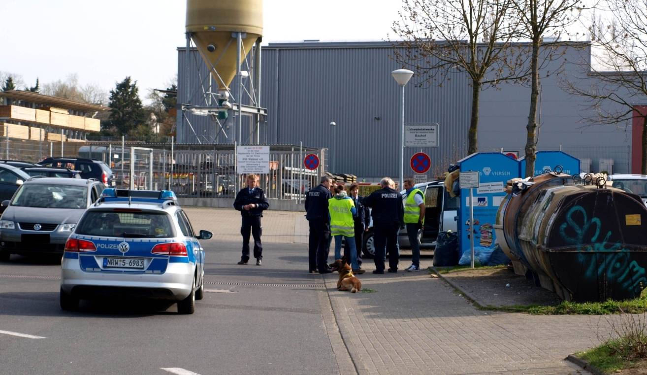 Die Polizei auf der Suche nach dem maskierten Bankräuber in Waldniel.