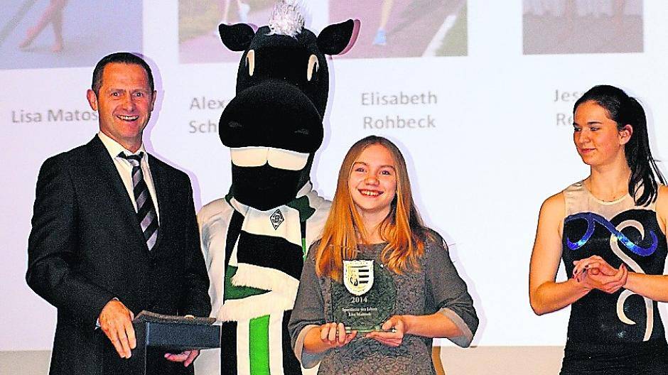  Als Sportlerin des Jahres wurde Geräteturnerin Lisa Matosek (Mitte) von Bürgermeister Michael Pesch ausgezeichnet. 