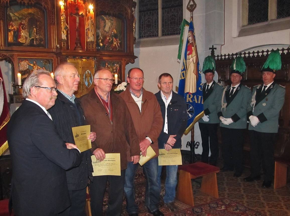  Vorsitzender Willi Winkels gratuliert den Jubilaren. 