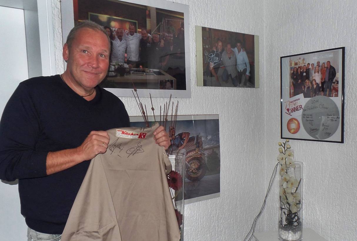  Fotos von den Kochshows, an denen Hartmut Slex teilgenommen hat, hängen als Erinnerung an der Wand. 