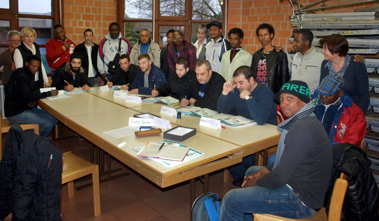 Gruppenbild während des Deutsch-Unterrichts im Pfarrheim in Niederkrüchten.