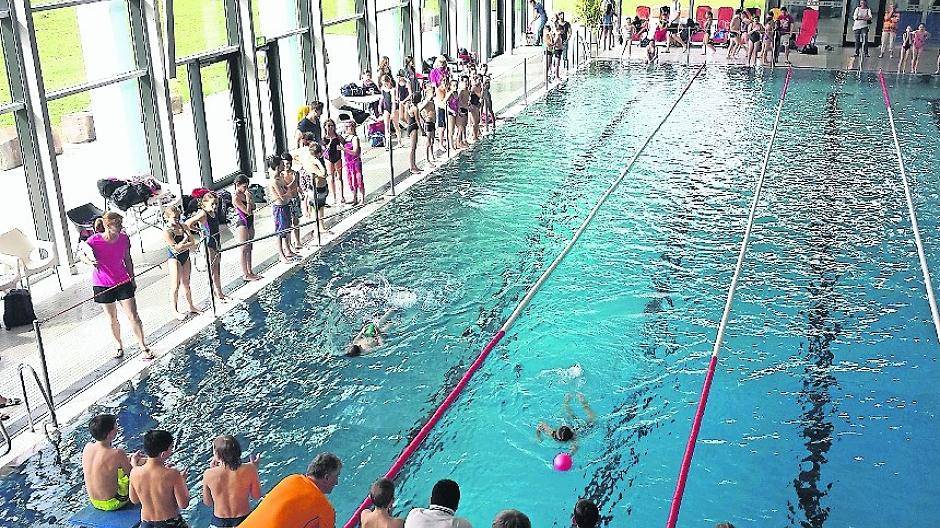 Im Dülkener Ransberg-Bad feuern die Schwimmer ihre Teamkameraden bei den Wettkämpfen an.