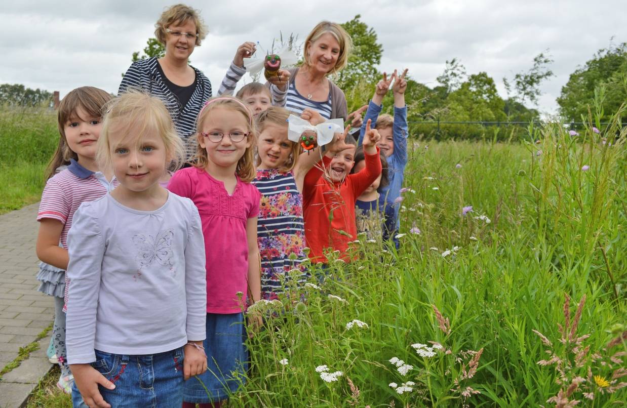 Die Kindergartenkinder, hier in Begleitung der Erzieherinnen Susanne Frenken (re.) und Mandy von Jagemann, finden die Magerwiese mit ihren vielen Tieren und Blumen toll.