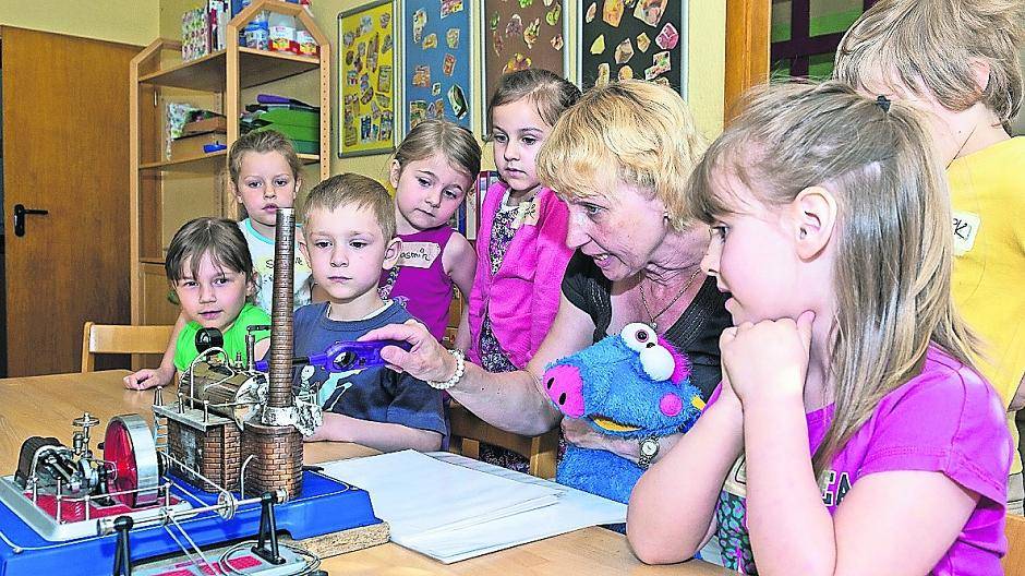  Die Vorschulkinder des DRK-Kindergartens in Lobberich sind begeistert vom Rattern der Dampfmaschine, die Teil des Energieprojekts der Stadtwerke Nettetal ist. 