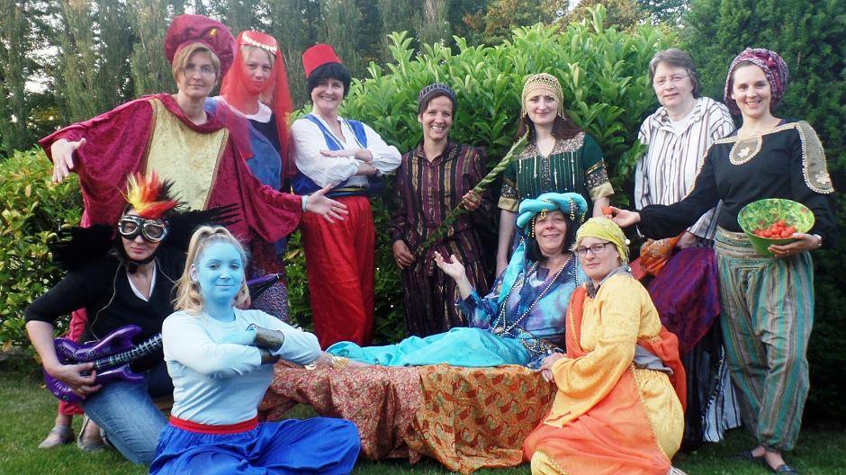  Die Kostüme sind schon ausgesucht und anprobiert, die verschiedenen Szenen werden eingeprobt: Das Theater PurPur führt in diesem Jahr „Aladin und die Wunderlampe“ auf. 