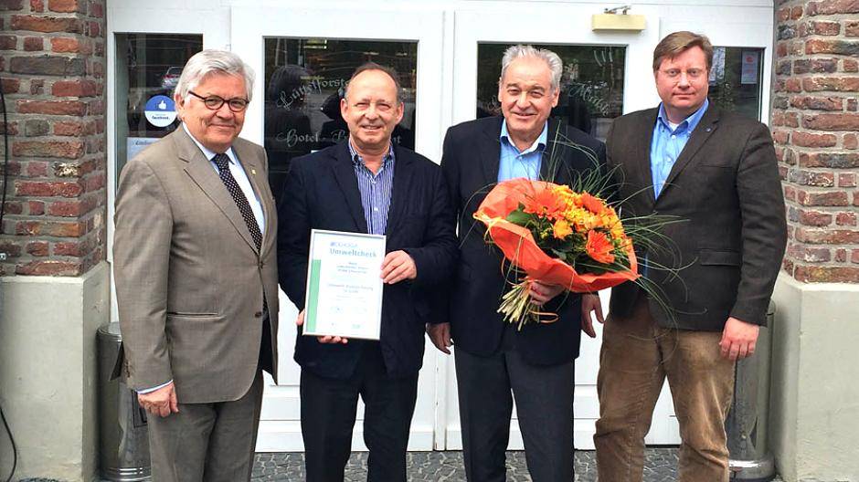Übergabe des Umweltsiegels vor der Lüttelforster Mühle: Olaf Offers, Präsident des Dehoga NRW, Dirk Zimmermann und Bruno Wiessner, beides Eigentümer der Lüttelforster Mühle, sowie Christian Jäger, Dehoga NRW (von links).