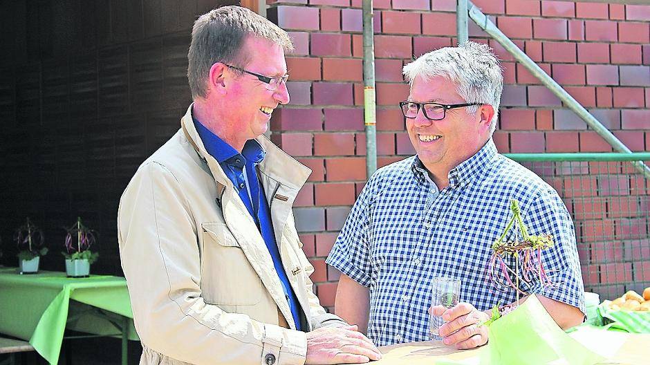 Gemeinsam schaffen Kinderdorfleiter Dr. Klaus Esser (links) und Bauunternehmer Christoph Roemer (rechts) ein Haus für die Zukunft.