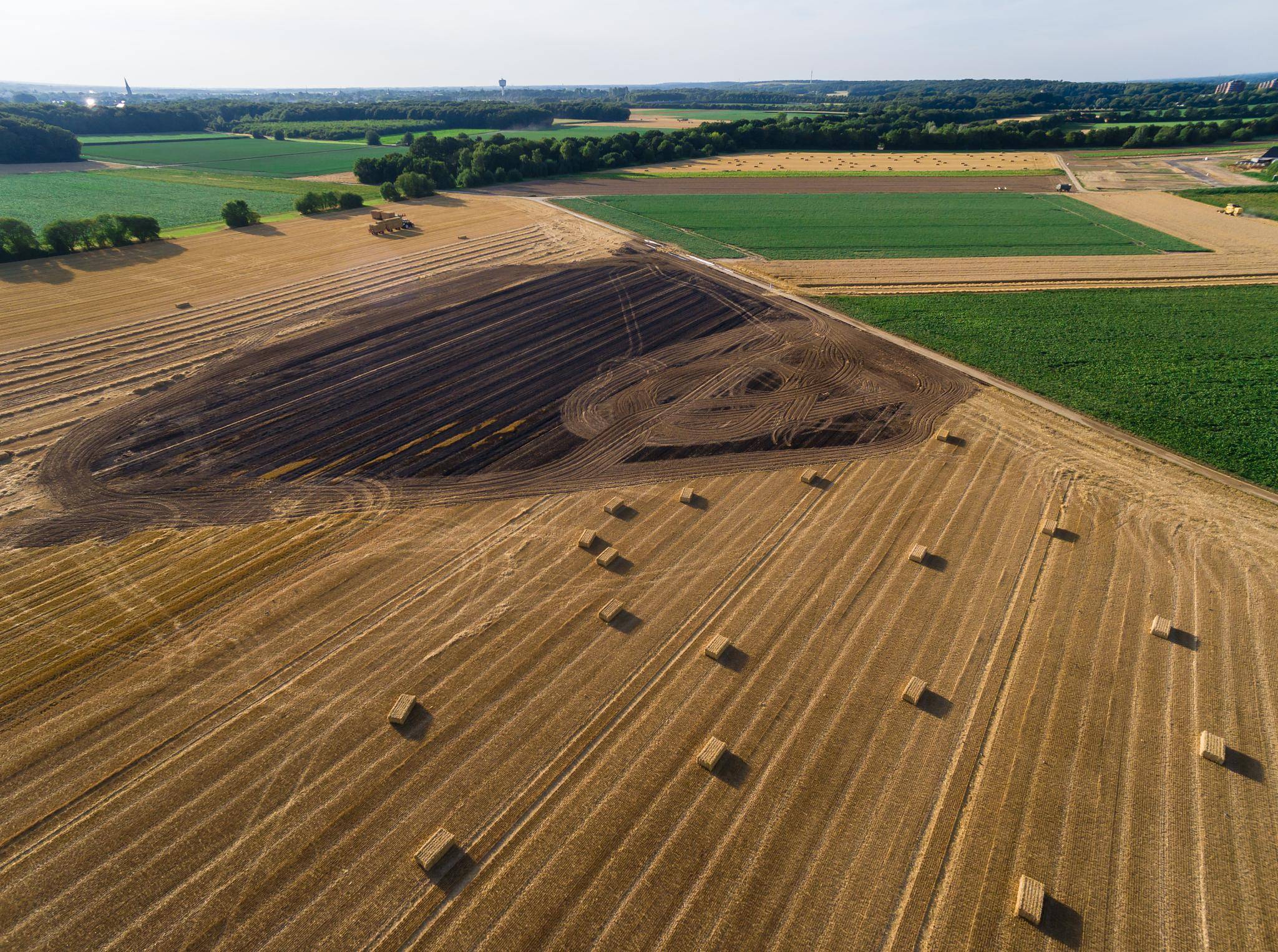  Das Bild, das mit Hilfe eines Kopters aufgenommen wurde, zeigt das Ausmaß der Zerstörung des Brands an dem Feld in Viersen-Bockert. 