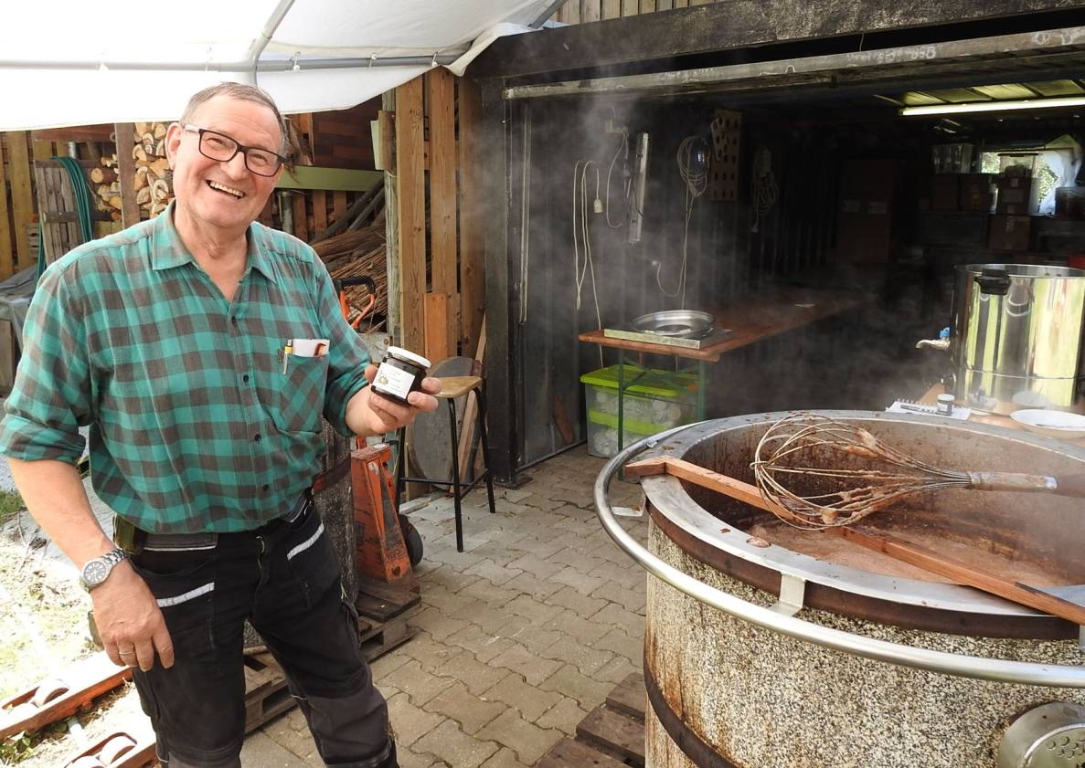 Der Lüttelforster Hermann Giesen bei der Herstellung des Apfelkrauts.