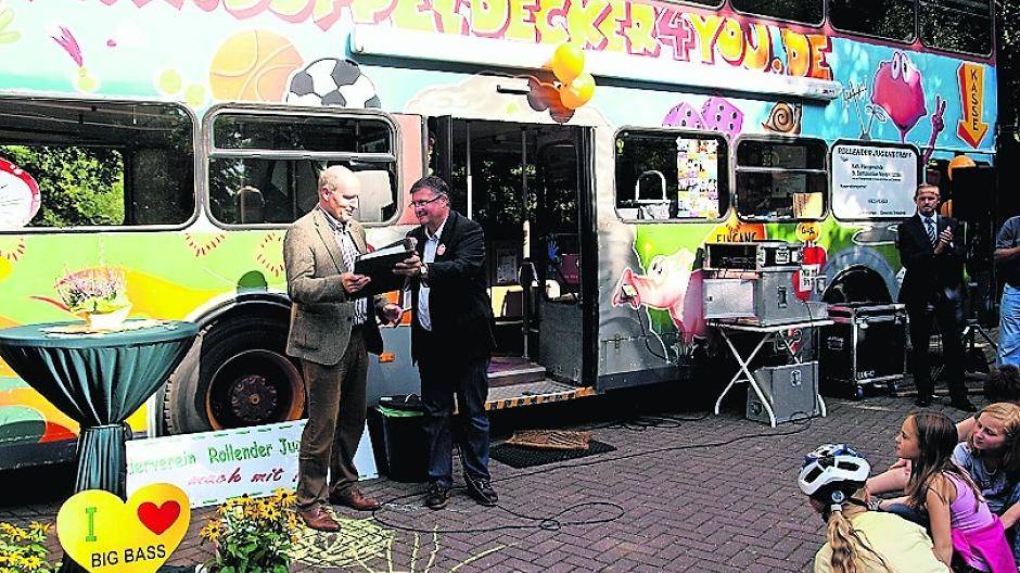  Kalle Wassong (re., Vorsitzender Förderverein Big Bass) übergab die Unterschriften an Thomas Paschmanns (Vorsitzender Kreis-Jugendhilfe-Ausschusses). 