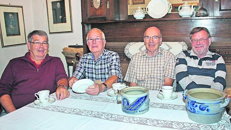 Männerkränzchen in der Heimatstube (v.l.): Klaus Müller (Betreuer der Heimatstube), Peter Oellers (2. Vorsitzender Heimatverein), Josef Peters und Eberhard Zechlin (erster Vorsitzender).
