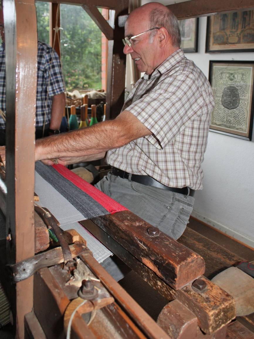  Josef Peters zeigt die Arbeit am alten Webstuhl. 