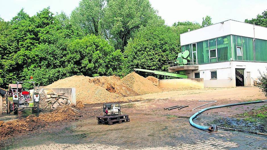 Der schnell aufgeschüttete Wall, der den Kranenbach gegen das Gelände der Kläranlage abschirmt.