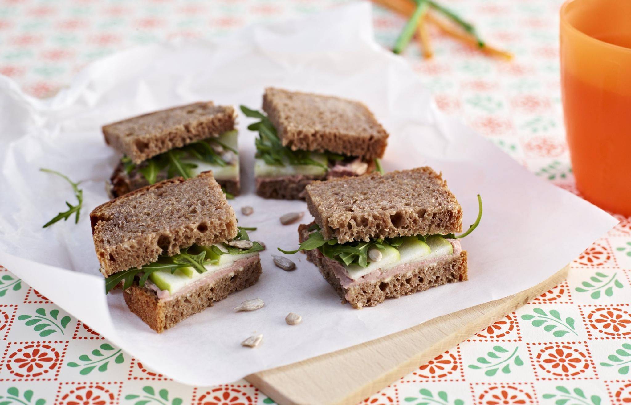 Vollkornbrot mit Apfelspalten und Rucola