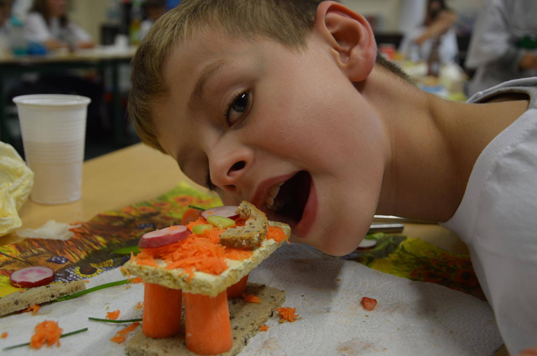  Der neunjährige Kiril hat einen leckeren Frühstücksturm gebaut. 