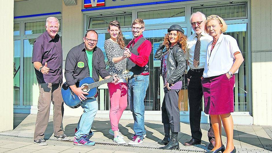 Moderator Frank Schiffers, Ralf Groschopp (The Greyhounds), Melanie und Michael Behneke (Tanzschule Behneke), Anja Sylvia Schäfer (Sängerin), Hans-Willi Pertenbreiter (Volksbank Viersen) und Christel Bock (Südstadtsommer) (v.l.) geben den Takt vor.