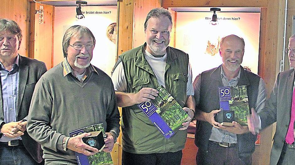  Naturpark-Verbandsvorsteher Peter Ottmann (r.) erhält die positive Nachricht: Alle neun Premium-Wanderwege im Schwalm-Nette-Gebiet sind weiter zertifiziert. Es gratulieren (v.l.): Dr. Ansgar Reichmann (Leiter Biologische Station Krickenbecker Seen), Matthias Gruber, Jochen Becker und Klaus Erber (alle vom Deutschen Wanderinstitut). 
