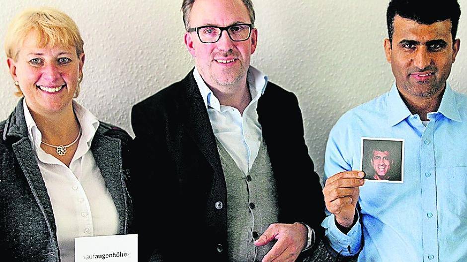  Bjoern Kesting (Mitte) mit seinem Fotomodell Mohammad Rasouli (re.), der mit seiner Familie aus Afghanistan geflüchtet ist. Volksbank Geschäftsstellenleiterin Stephanie Krähenhöfer unterstützt die Ausstellung des Schwalmtaler Fotografens. 