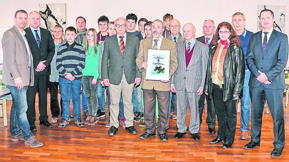  Bürgermeister Michael Pesch (re.) und RWE- Kommunalbetreuer Frithjof Gerstner (li.) überreichten gemeinsam die Urkunde an die Obstwiesenfreunde und Initiator Paul Derix (Mitte mit Urkunde).  