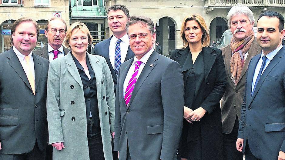  Freuen sich auf die gemeinsame Zusammenarbeit (v.l.): CDU Kreisvorsitzender Lutz Lienenkämper, stv. FDP-Kreistagsfraktionsvorsitzender Rolf Kluthausen, stv. CDU Kreisvorsitzende Dr. Daniela Leyhausen, Vorsitzender der CDU Neuss Dr. Jörg Geerlings, Landrat Hans-Jürgen Petrauschke, stv. FDP Kreisvorsitzende Dr. Silvelyn Pooth, stv. FDP Kreisvorsitzender Dr. Hermann Josef Verfürth, FDP Kreisvorsitzender Bijan Djir Sarai. 