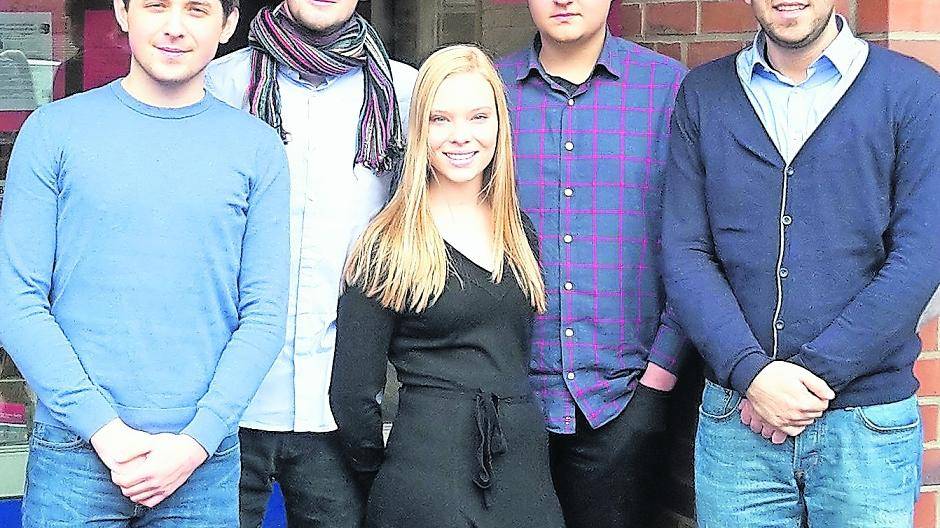  Die Jungsozialisten vor dem Büro der SPD am Bommershöfer Weg in Osterath. 