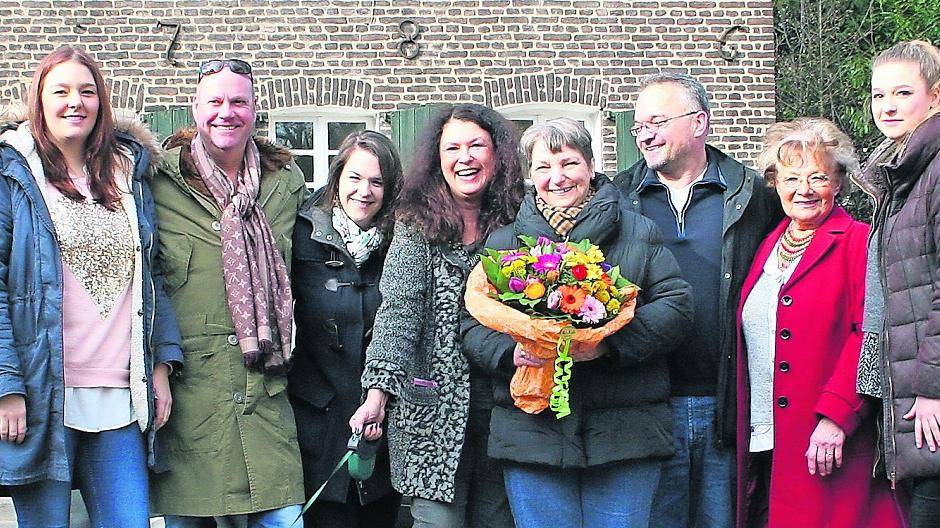 Tanja Haase, Sönke Tietjen, Stehanie Dieck, Esther und Susanne Steiner, Edith und Werner Lettow haben ihren „Engel von Osterath“, Monika Müller (Mitte, mit Blumenstrauß), „für immer“ in ihre „Herzen“ geschlossen.